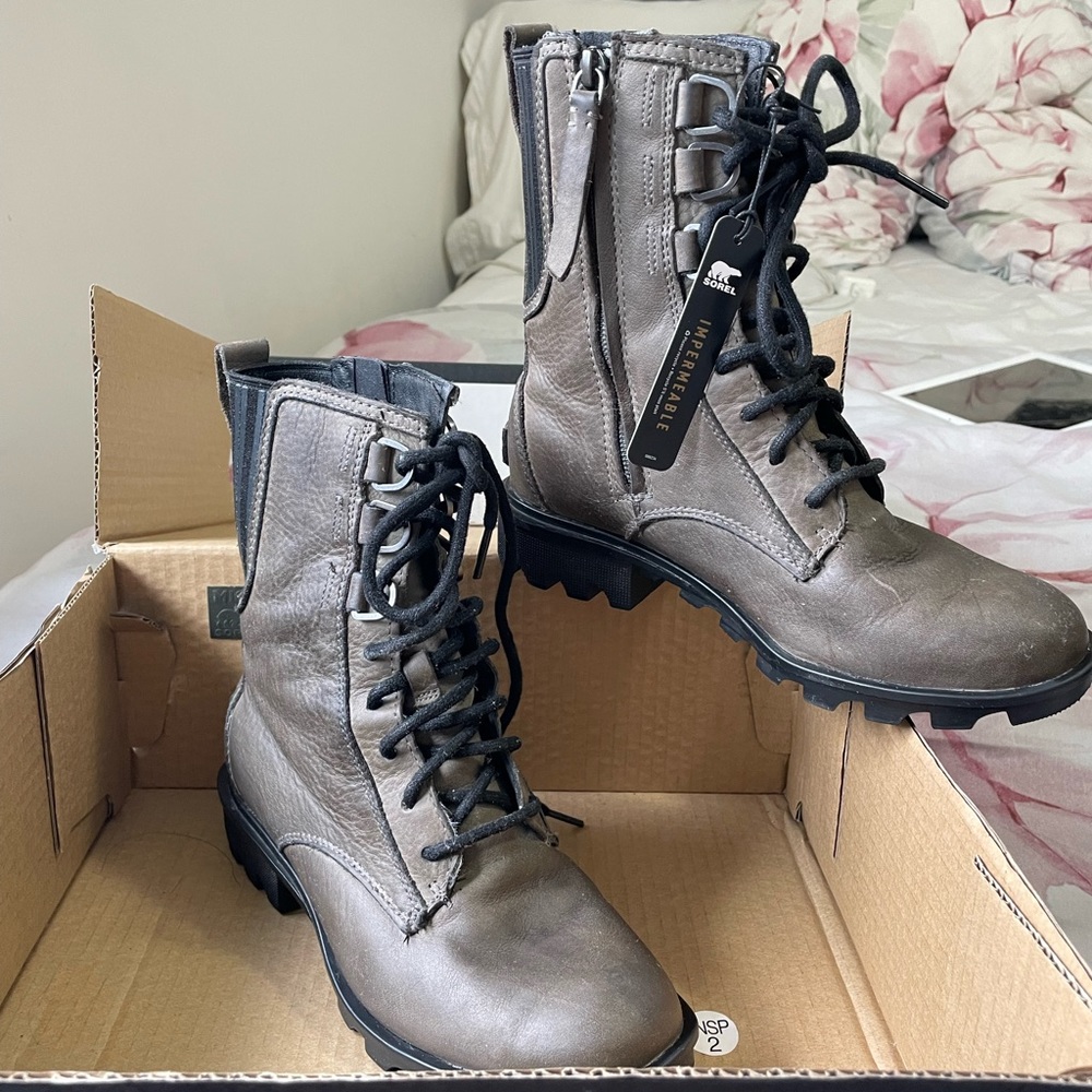 Used Sorel lace up Phoenix boot in Quarry- US 6 waterproof